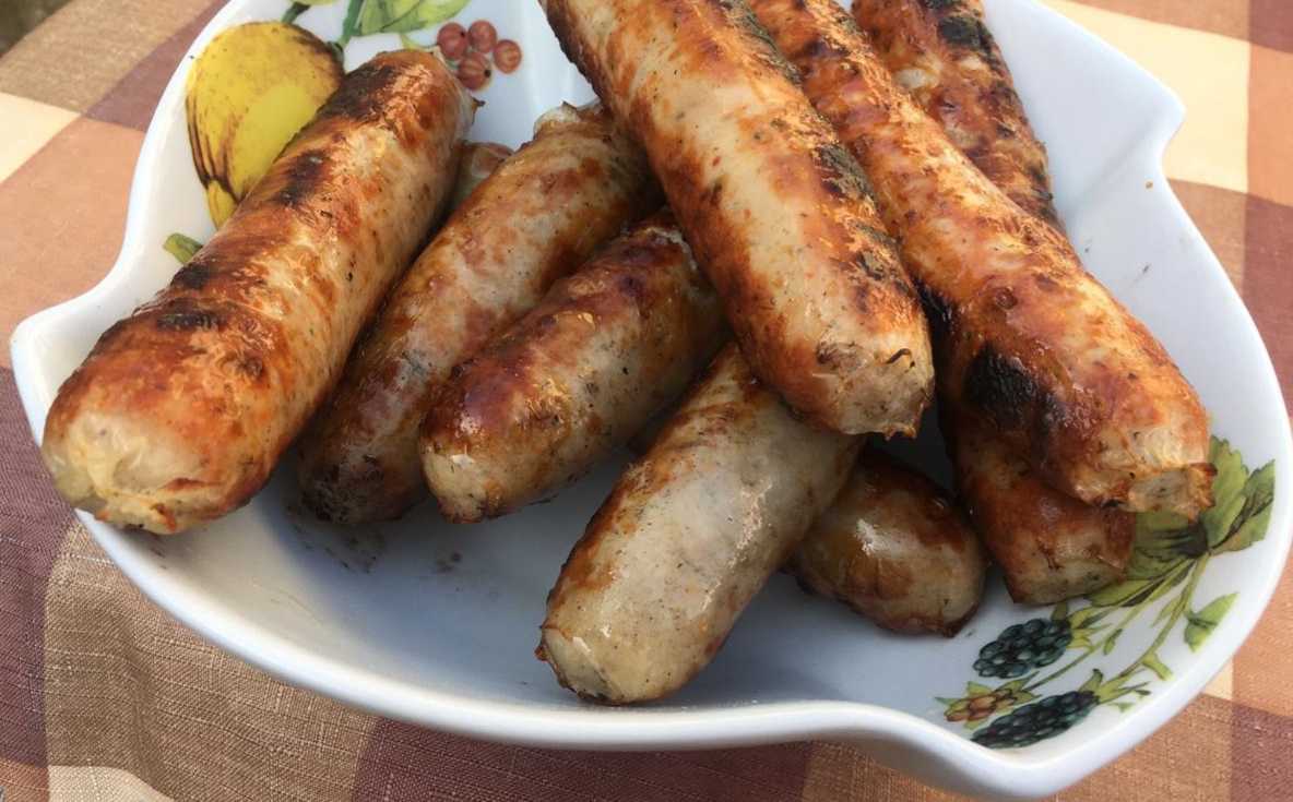 баварские колбаски купаты. купаты на гриле. купаты на мангале. купаты на мангале. купаты домашние на мангале.