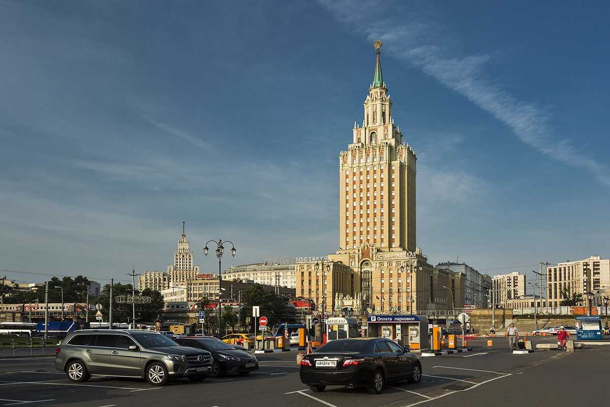 Ленинградский официально. Высотка гостиница Ленинградская. Гостиница Ленинградская Поляков. Гостиница Ленинградская Москва сталинская высотка. Здание Хилтон Ленинградская.