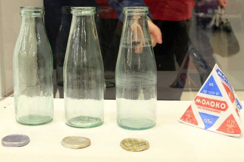 молочная тара в ссср. молоко в бутылках в советском союзе. советская бутылка молока. ряженка и кефир в бутылках ссср. советское молоко в бутылках.