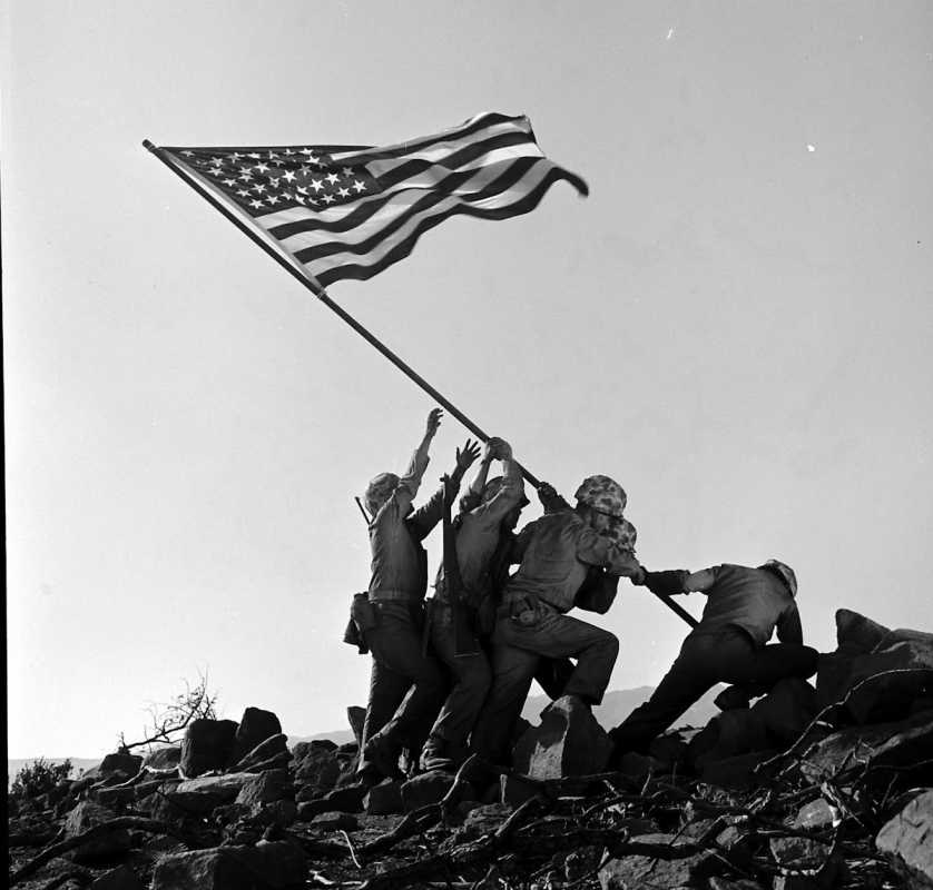 водружение флага над. памятник иводзима. водружение флага над. памятник иводзима. ива дзима.