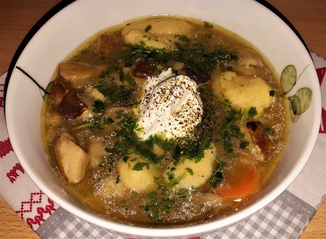 Пошаговый рецепт супа с галушками. Грибной суп с галушками. Суп с галушками и грибами. Суп с белыми грибами и галушками. Галушки с грибами.